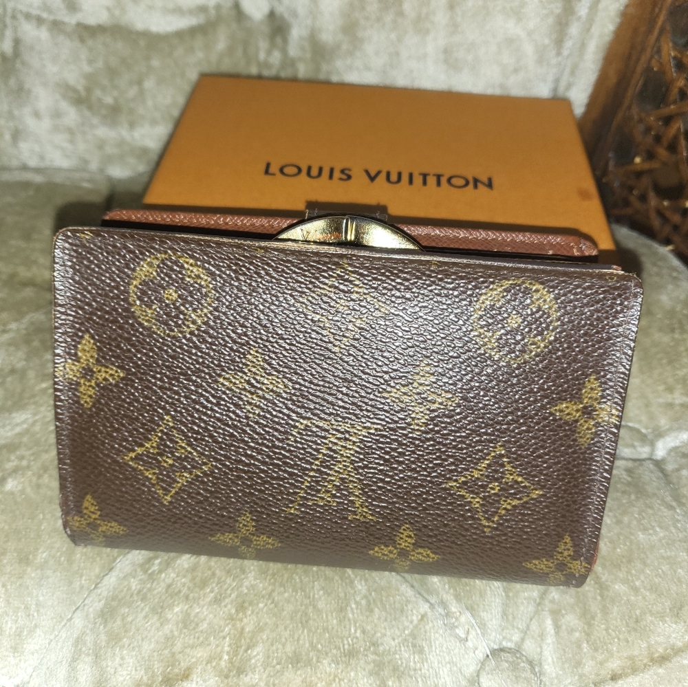 Authentic vintage Louis Vuitton small monogram kisslock compact wallet - Picture 1 of 7